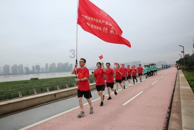早高峰车辆路口抛锚 交警及时推车保畅通